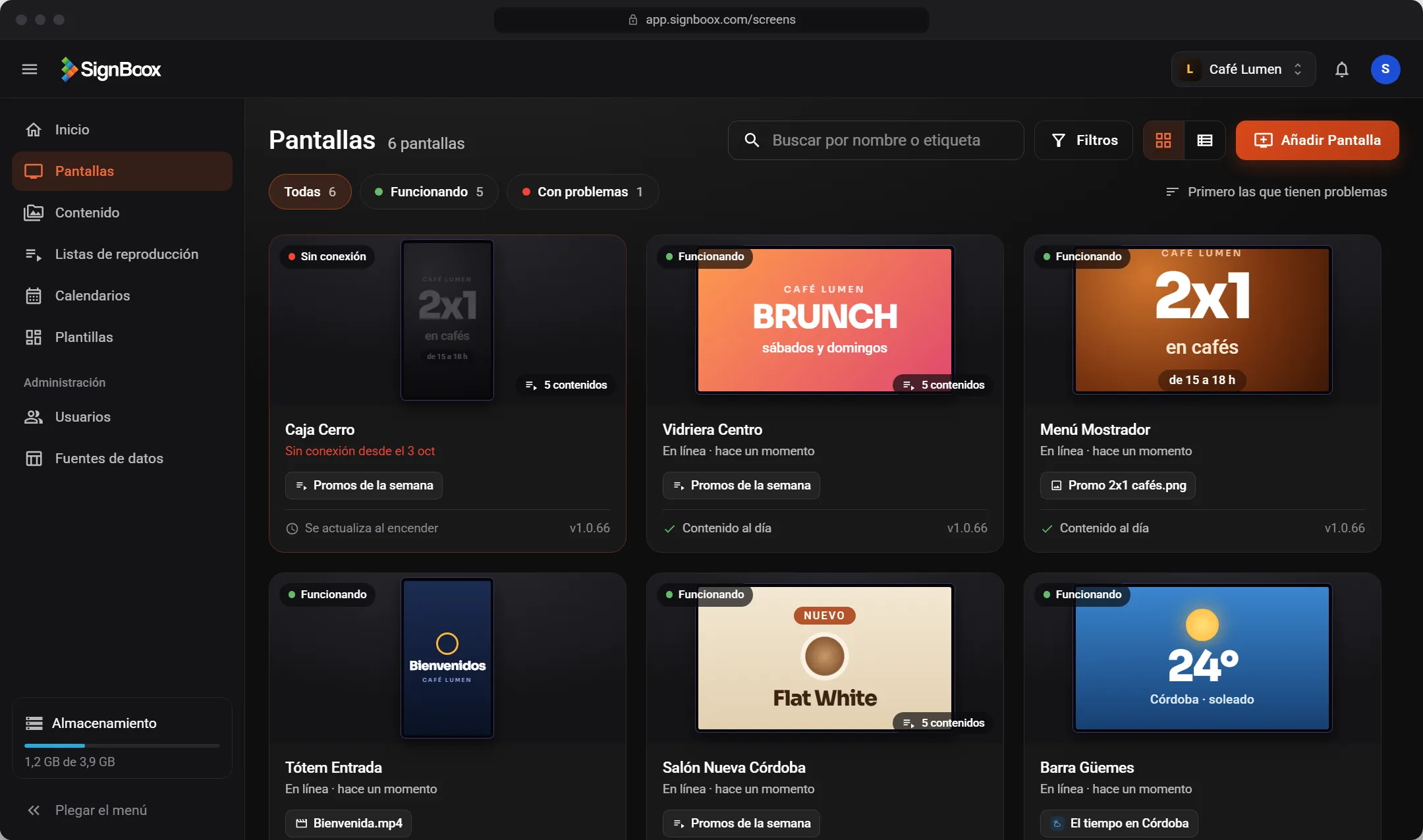 El panel de Signboox con las pantallas de un café